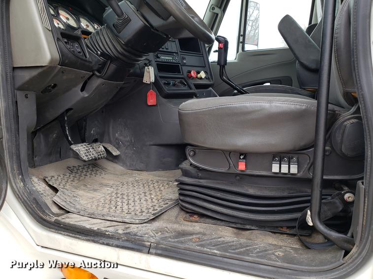 image for item AV9310 2014 International ProStar semi truck