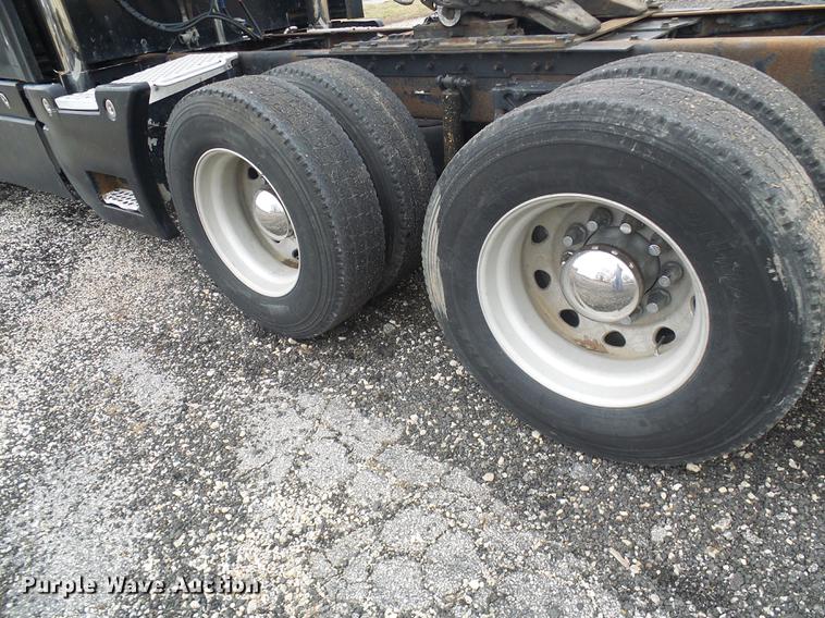 image for item DB2152 2004 Kenworth T600 semi truck