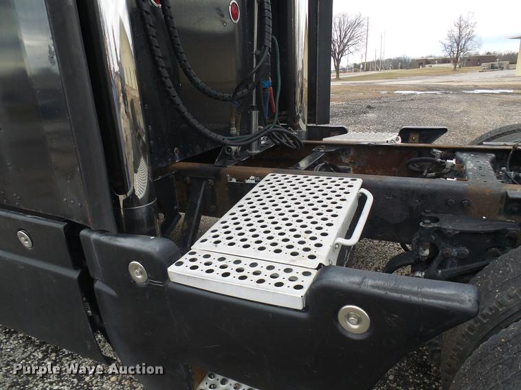 image for item DB2152 2004 Kenworth T600 semi truck