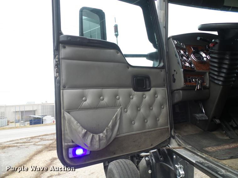image for item DB2152 2004 Kenworth T600 semi truck
