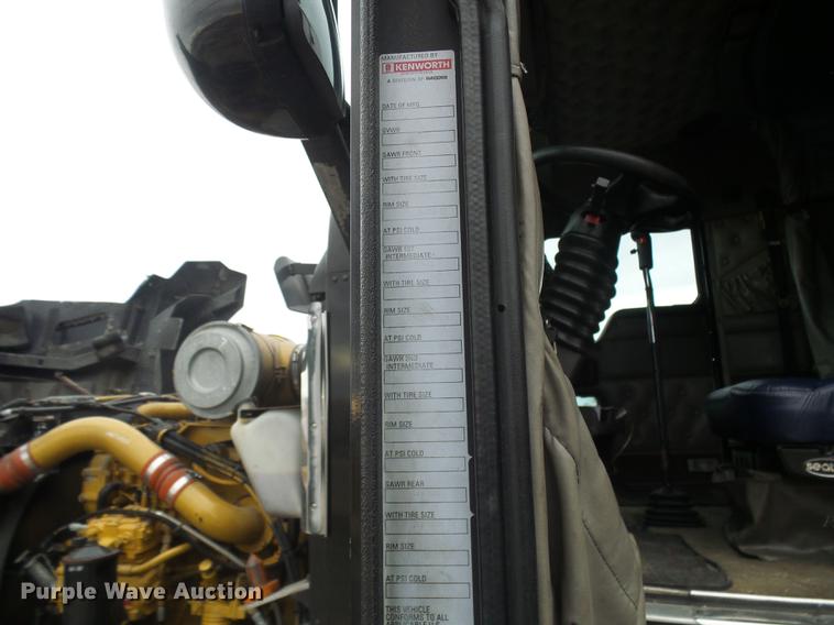 image for item DB2152 2004 Kenworth T600 semi truck