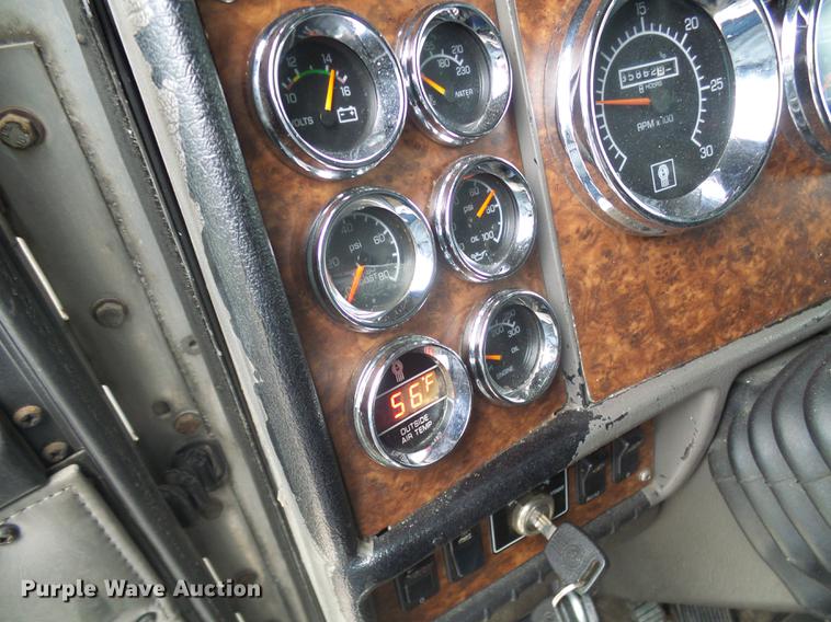 image for item DB2152 2004 Kenworth T600 semi truck