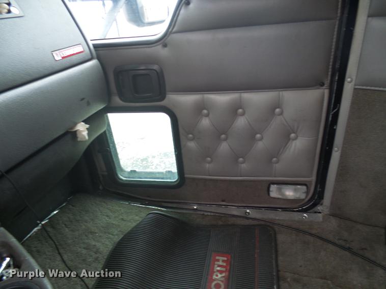 image for item DB2152 2004 Kenworth T600 semi truck