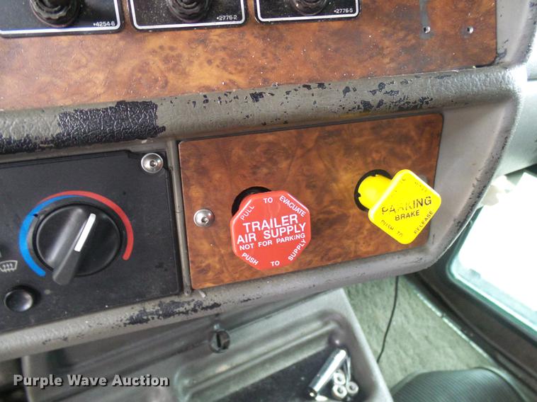 image for item DB2152 2004 Kenworth T600 semi truck