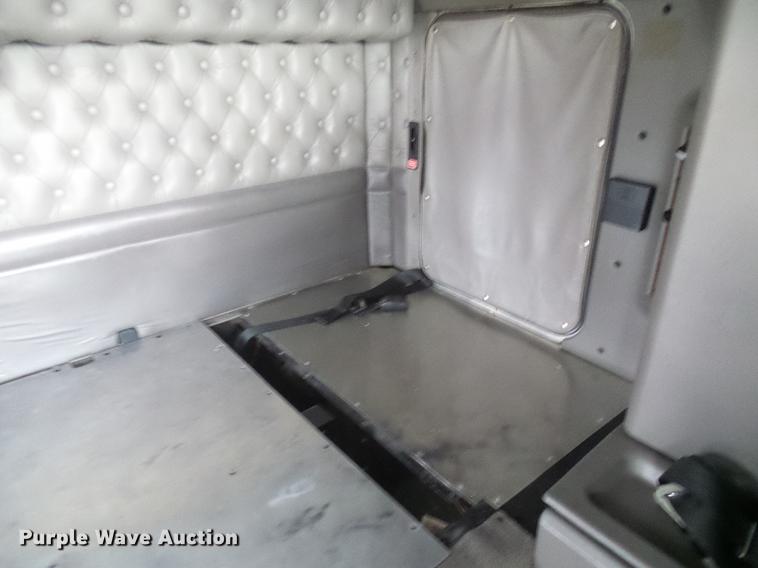 image for item DB2152 2004 Kenworth T600 semi truck