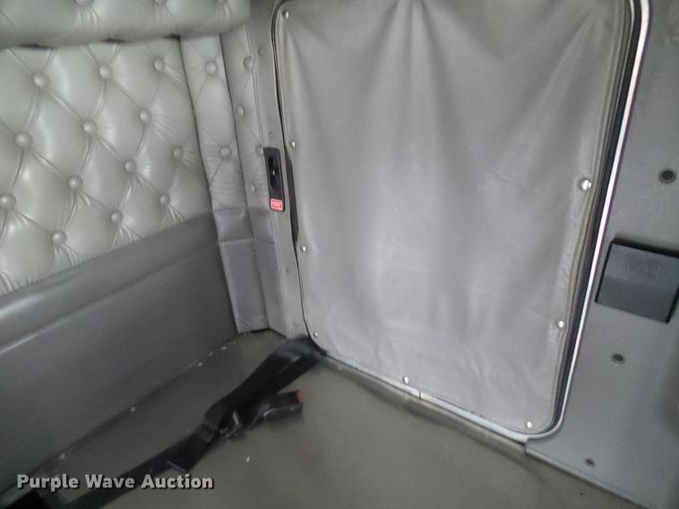 image for item DB2152 2004 Kenworth T600 semi truck