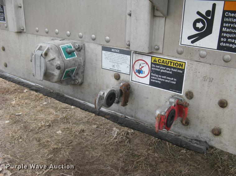 image for item DC1334 2011 Wilson Silver Star PSDCL-402 livestock trailer