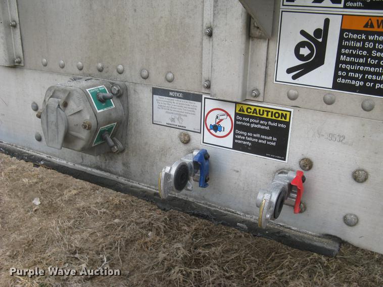 image for item DC1336 2011 Wilson Silver Star PSDCL-402 livestock trailer