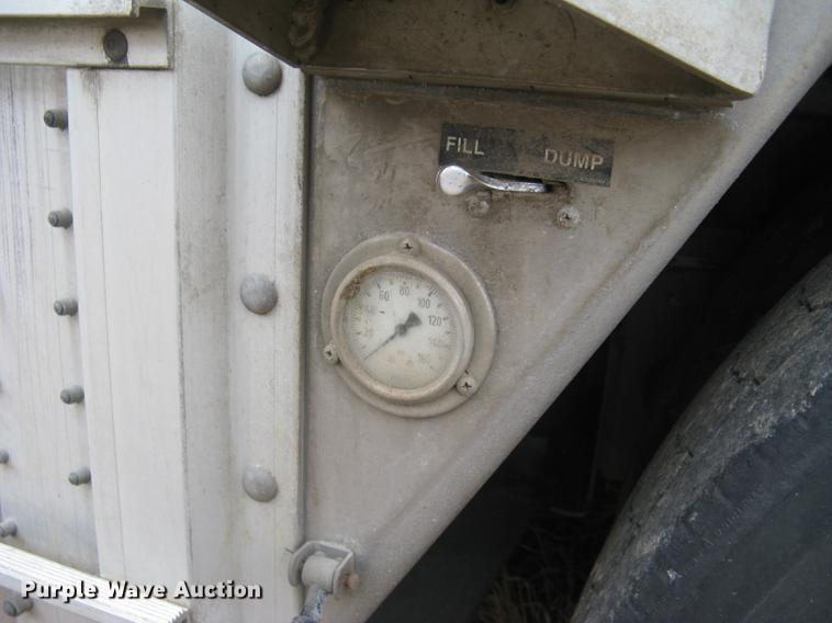 image for item DC1336 2011 Wilson Silver Star PSDCL-402 livestock trailer