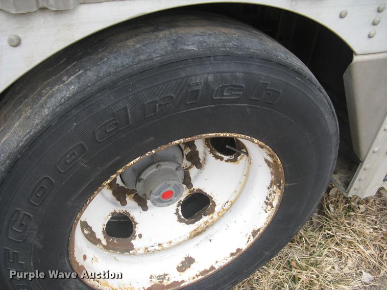 image for item DC1336 2011 Wilson Silver Star PSDCL-402 livestock trailer