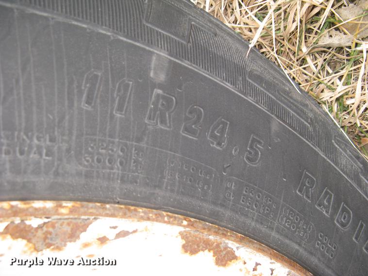 image for item DC1336 2011 Wilson Silver Star PSDCL-402 livestock trailer