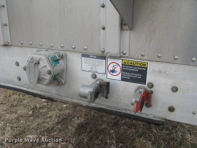 image for item DC1337 2011 Wilson Silver Star PSDCL-402 livestock trailer