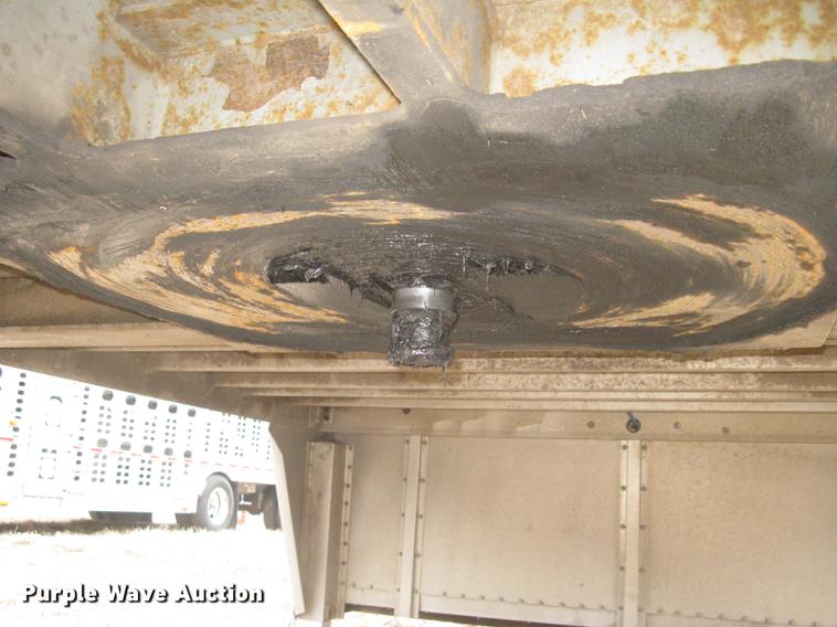 image for item DC1337 2011 Wilson Silver Star PSDCL-402 livestock trailer