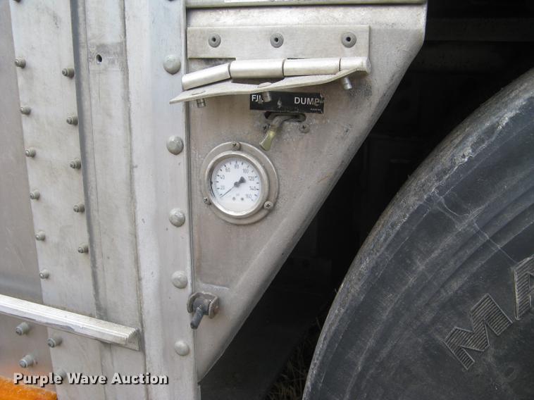 image for item DC1337 2011 Wilson Silver Star PSDCL-402 livestock trailer