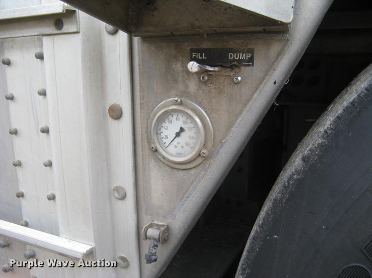 image for item DC1338 2011 Wilson Silver Star PSDCL-402 livestock trailer