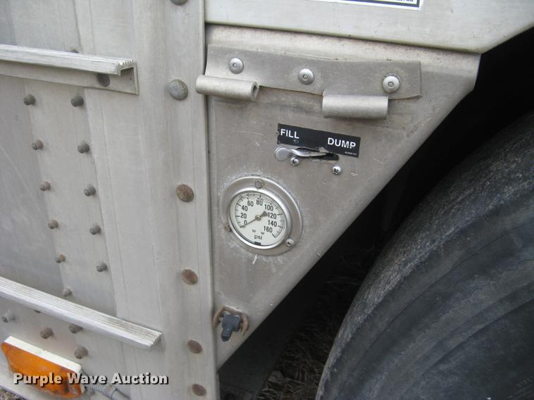 image for item DC1339 2010 Wilson Silver Star PSDCL-402 livestock trailer