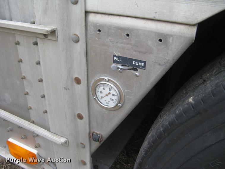 image for item DC1340 2010 Wilson Silver Star PSDCL-402 livestock trailer
