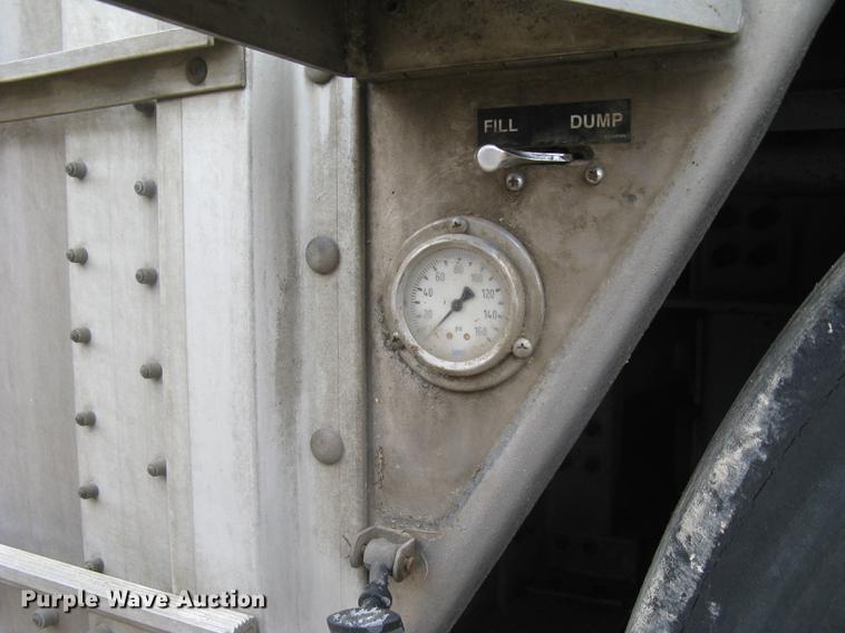 image for item DC1341 2011 Wilson Silver Star PSDCL-402 livestock trailer