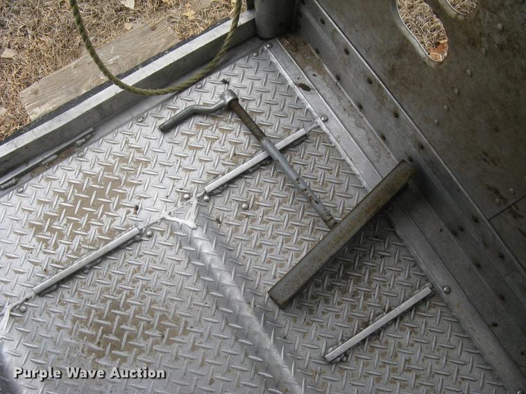 image for item DC1341 2011 Wilson Silver Star PSDCL-402 livestock trailer