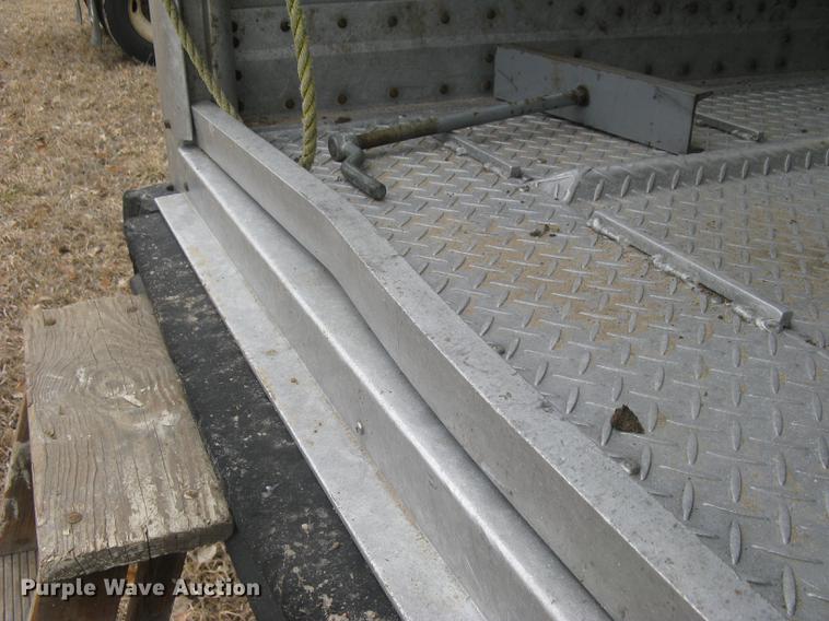 image for item DC1341 2011 Wilson Silver Star PSDCL-402 livestock trailer