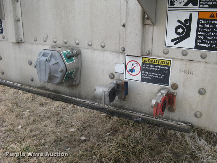 image for item DC1342 2011 Wilson Silver Star PSDCL-402 livestock trailer