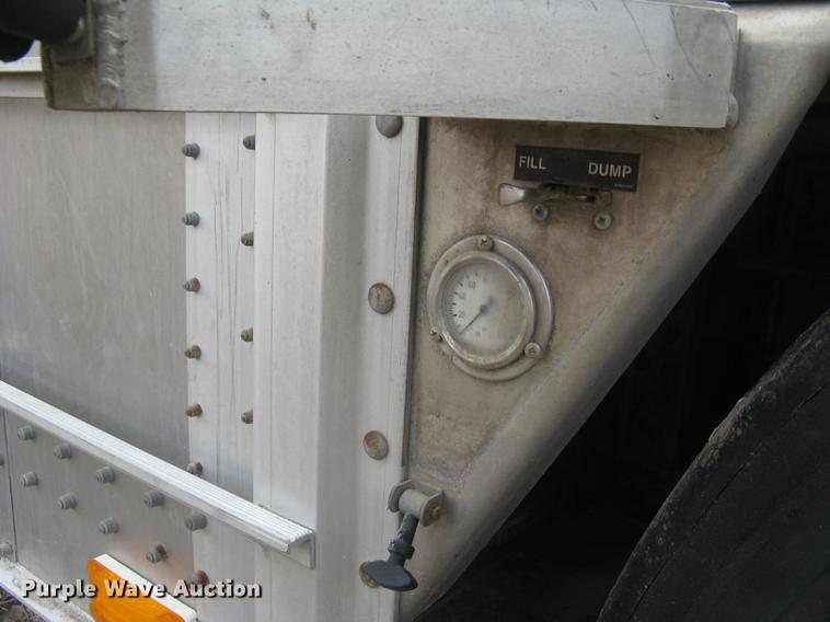 image for item DC1342 2011 Wilson Silver Star PSDCL-402 livestock trailer