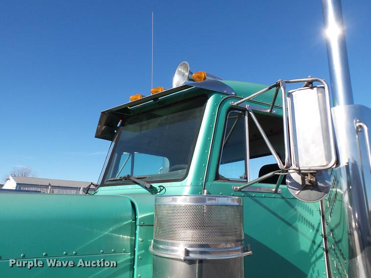 image for item DD2382 1995 Peterbilt 379 semi truck