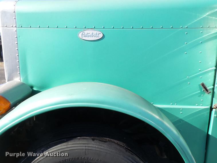 image for item DD2382 1995 Peterbilt 379 semi truck