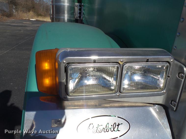 image for item DD2382 1995 Peterbilt 379 semi truck