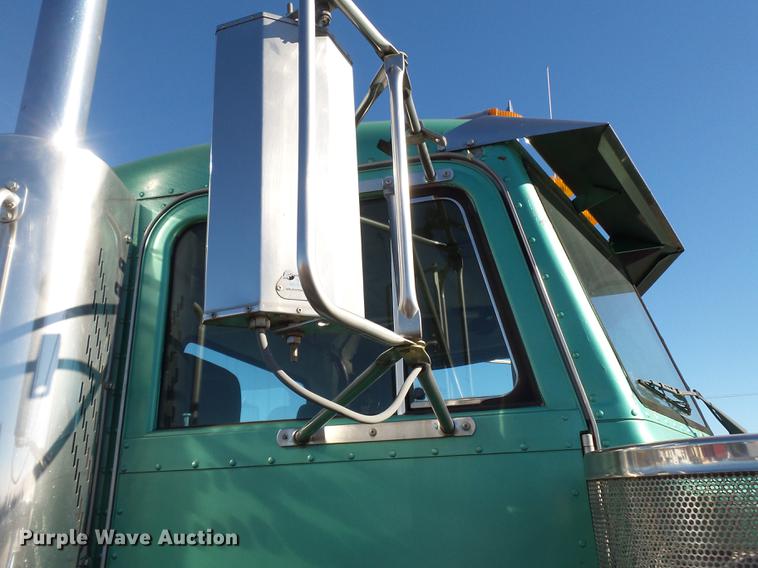 image for item DD2382 1995 Peterbilt 379 semi truck
