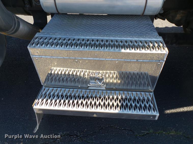 image for item DD2382 1995 Peterbilt 379 semi truck