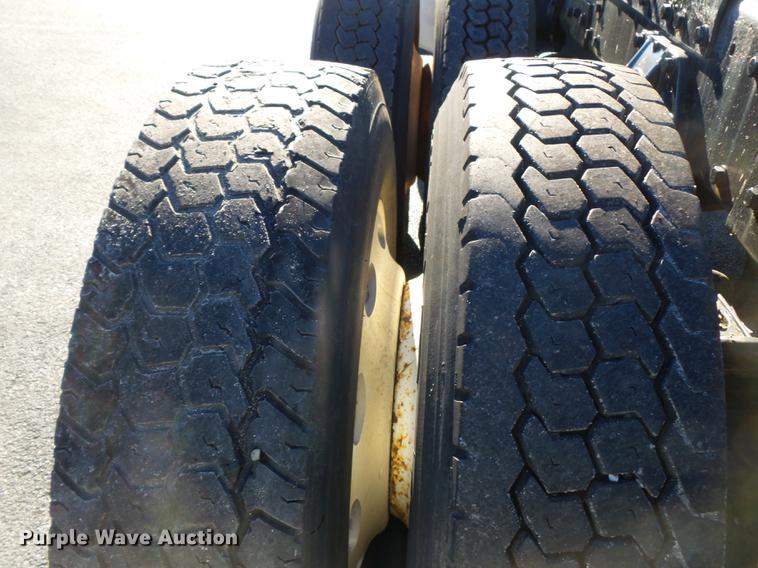 image for item DD2382 1995 Peterbilt 379 semi truck