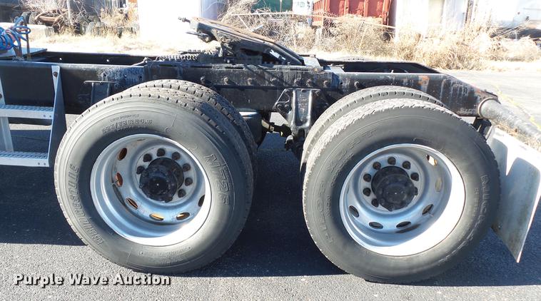 image for item DD2382 1995 Peterbilt 379 semi truck