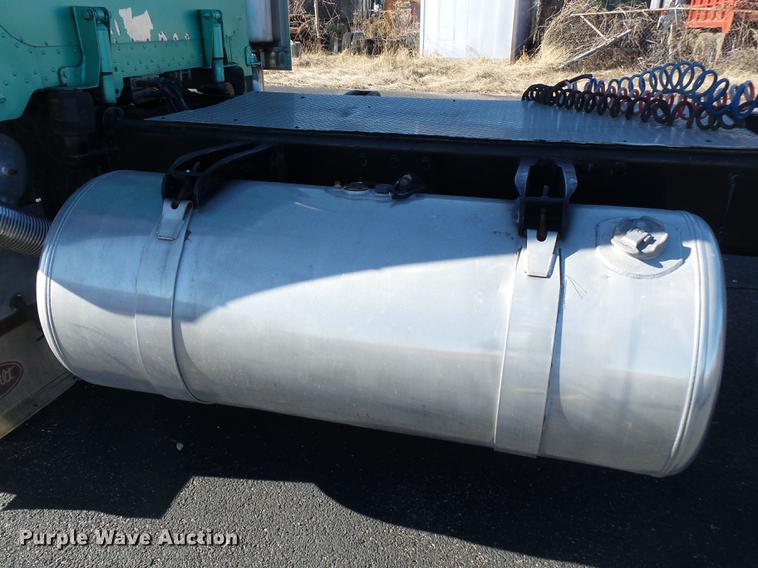 image for item DD2382 1995 Peterbilt 379 semi truck