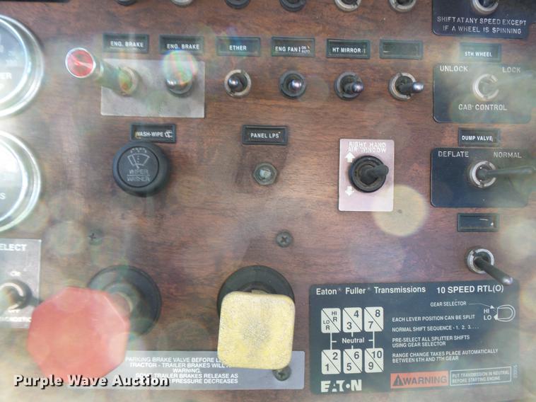 image for item DD2382 1995 Peterbilt 379 semi truck