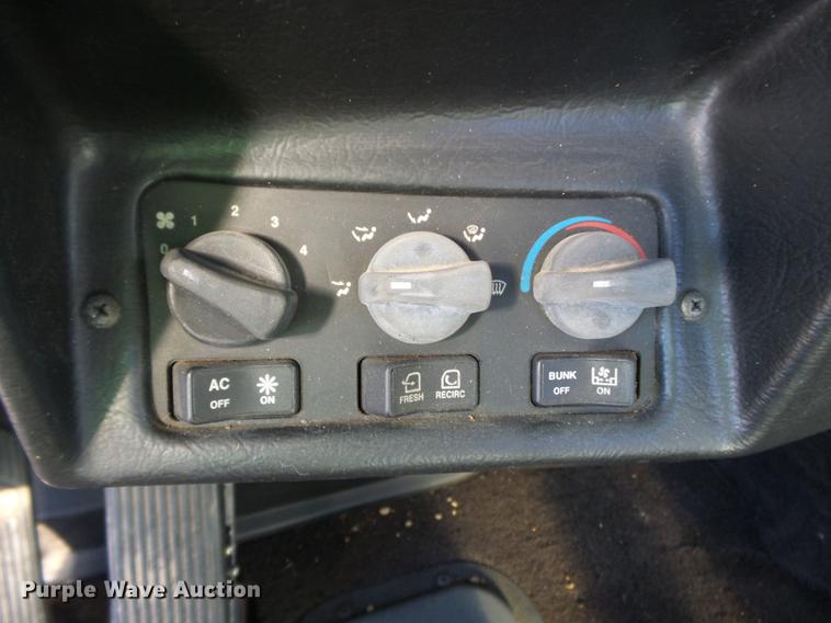 image for item DD2382 1995 Peterbilt 379 semi truck