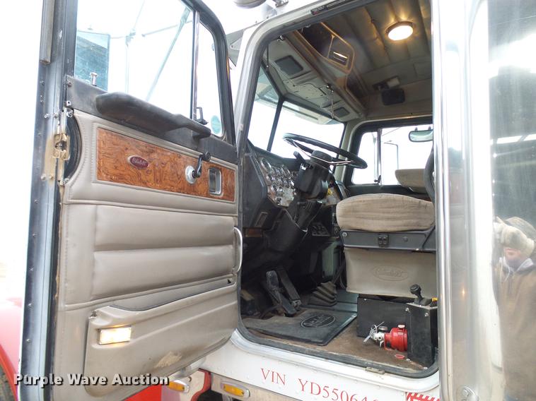 image for item DD5987 2000 Peterbilt 379 semi truck
