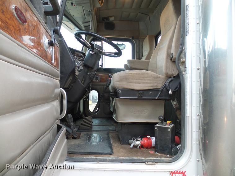 image for item DD5987 2000 Peterbilt 379 semi truck