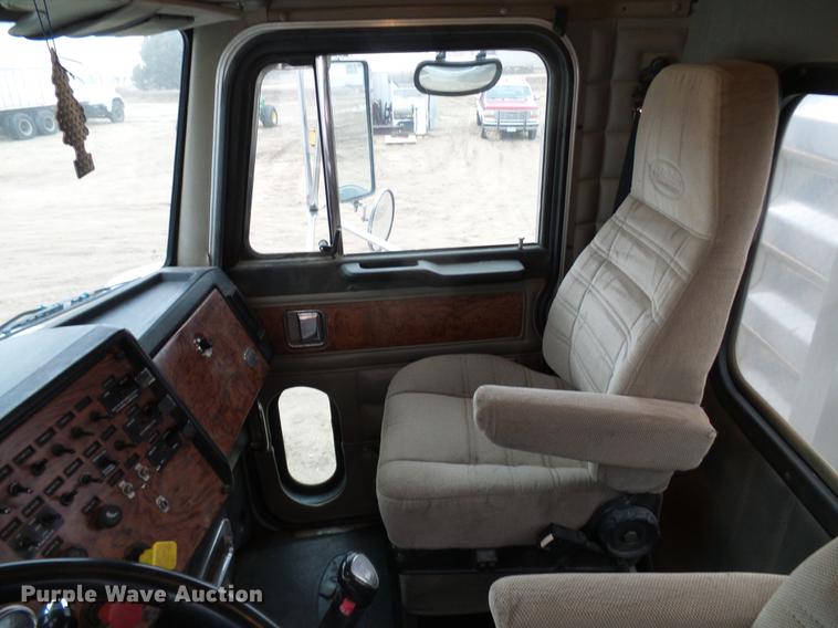 image for item DD5987 2000 Peterbilt 379 semi truck