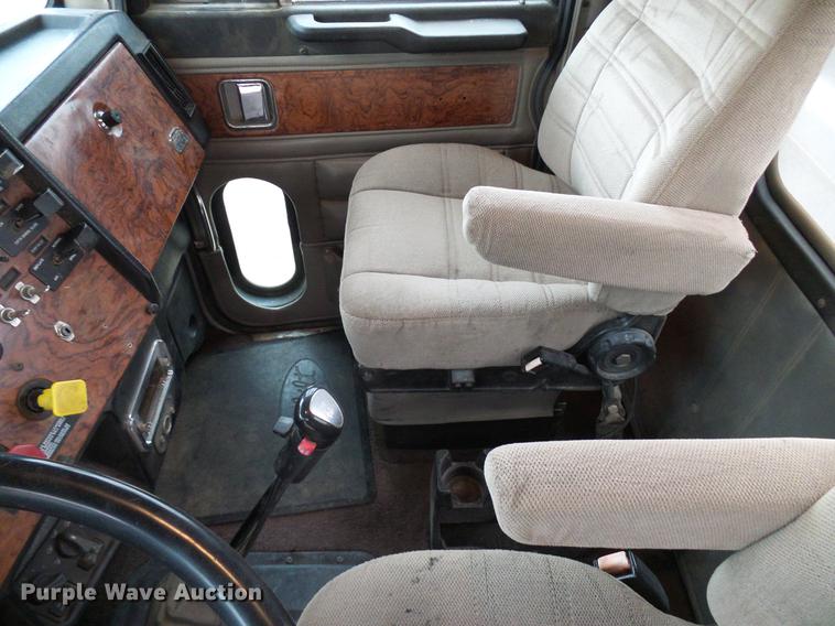 image for item DD5987 2000 Peterbilt 379 semi truck