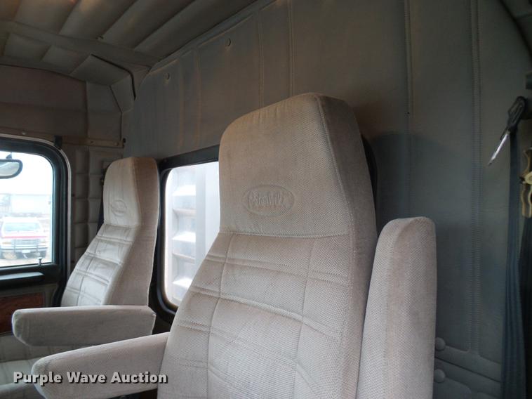 image for item DD5987 2000 Peterbilt 379 semi truck