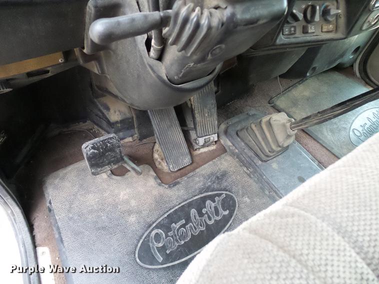 image for item DD5987 2000 Peterbilt 379 semi truck