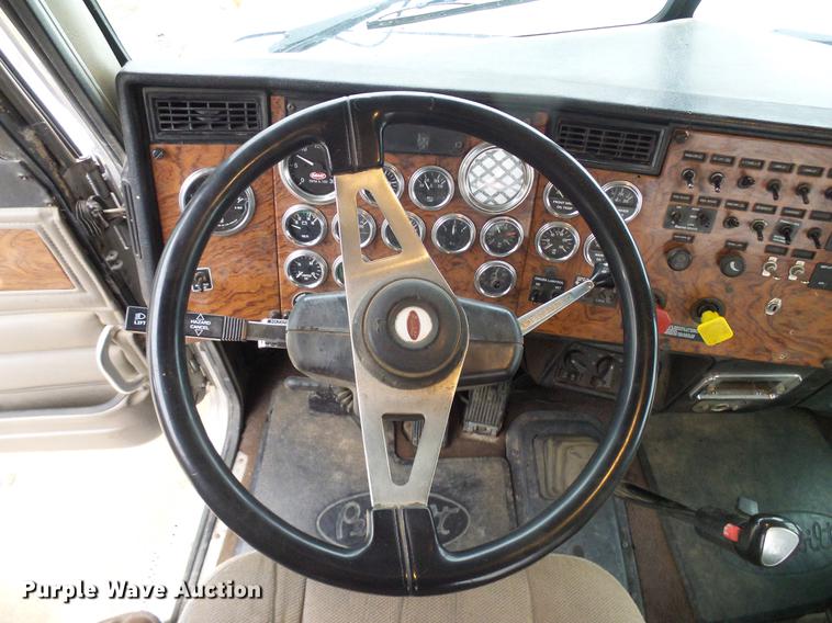 image for item DD5987 2000 Peterbilt 379 semi truck