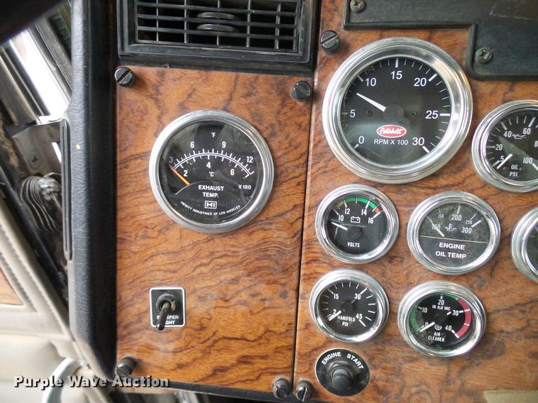 image for item DD5987 2000 Peterbilt 379 semi truck