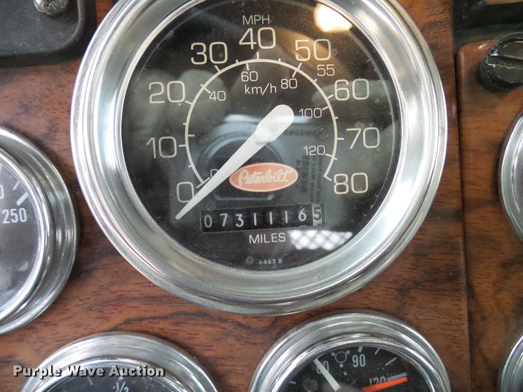 image for item DD5987 2000 Peterbilt 379 semi truck