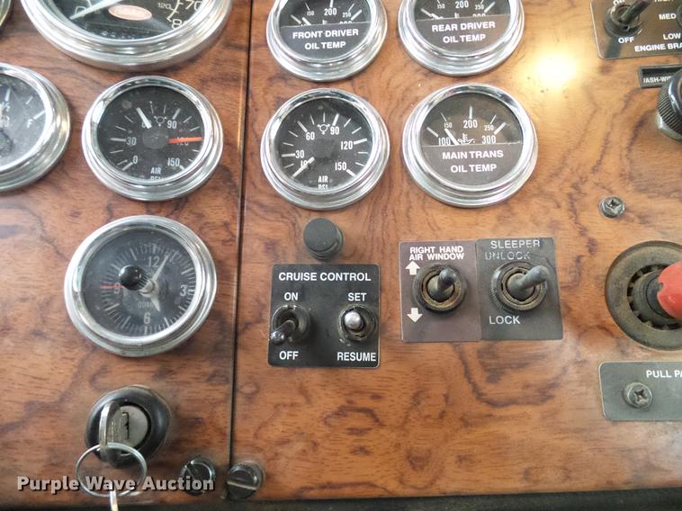 image for item DD5987 2000 Peterbilt 379 semi truck