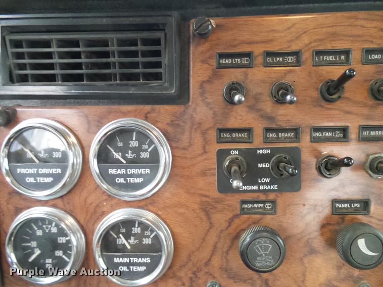 image for item DD5987 2000 Peterbilt 379 semi truck