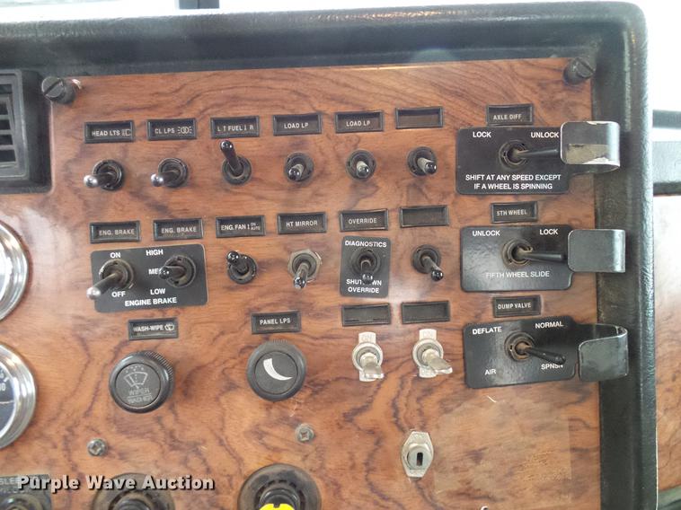 image for item DD5987 2000 Peterbilt 379 semi truck