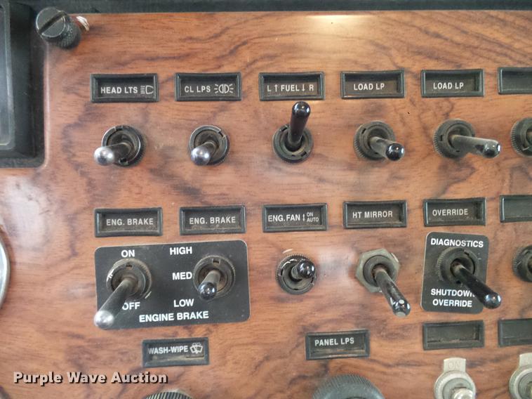 image for item DD5987 2000 Peterbilt 379 semi truck