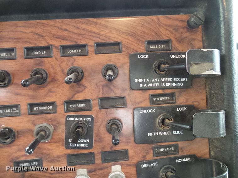 image for item DD5987 2000 Peterbilt 379 semi truck